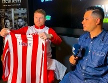 El boxeador se mostró agradecido por recibir el detalle de parte del equipo rojiblanco. TWITTER / @Chivas