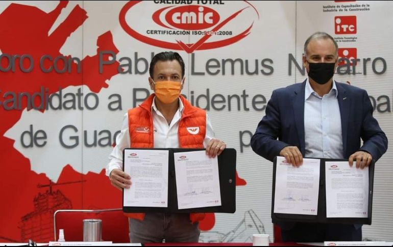 Pablo Lemus firmó la carta compromiso de CMIC Jalisco como parte del foro “Construyendo Propuestas”. ESPECIAL