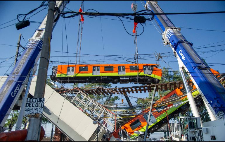 Ayer por la tarde las autoridades de la capital del país seguían con el retiro de los vagones que se desplomaron. Por el accidente han perdido la vida 25 personas. AFP/C. Cruz