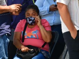 Familiares de los fallecidos en el accidente del Metro esperan afuera de la agencia del Ministerio Público en Iztapalapa. SUN / H. García
