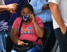 Familiares de los fallecidos en el accidente del Metro esperan afuera de la agencia del Ministerio Público en Iztapalapa. SUN / H. García