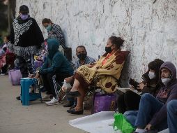 Con cobijas, sillas, bancos, camastros y cojines, la gente esperaba en la fila que, a las 8:00 a.m. ya daba vuelta al CUCEI. EL INFORMADOR / F. Atilano