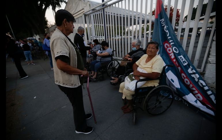 Con cobijas, sillas, bancos, camastros y cojines, la gente esperaba en la fila que, a las 8:00 a.m. ya daba vuelta al CUCEI. EL INFORMADOR / F. Atilano
