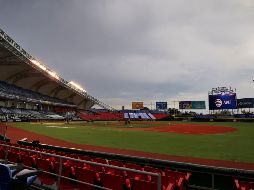 Trabajadores tuvieron que esperar a las afueras del parque de pelota, y presuntos elementos del Gobierno del Estado negaron el ingreso a toda persona ajena a su organización. IMAGO7