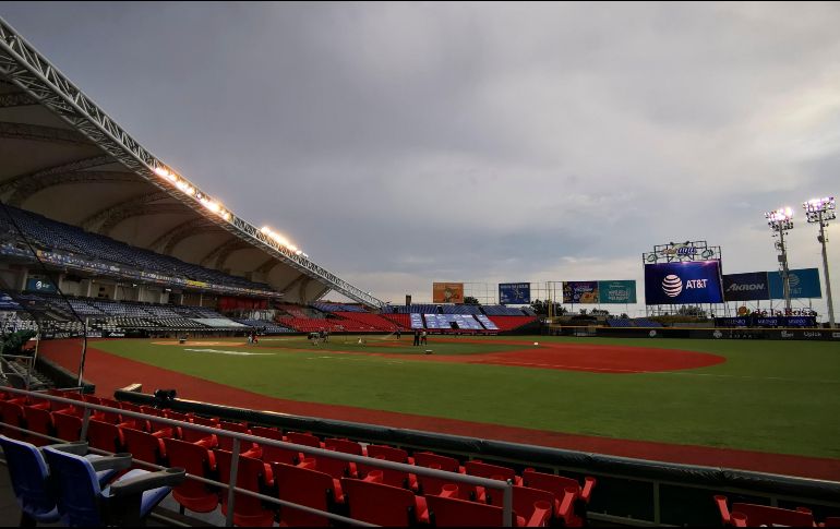 Trabajadores tuvieron que esperar a las afueras del parque de pelota, y presuntos elementos del Gobierno del Estado negaron el ingreso a toda persona ajena a su organización. IMAGO7