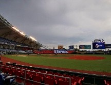 Trabajadores tuvieron que esperar a las afueras del parque de pelota, y presuntos elementos del Gobierno del Estado negaron el ingreso a toda persona ajena a su organización. IMAGO7