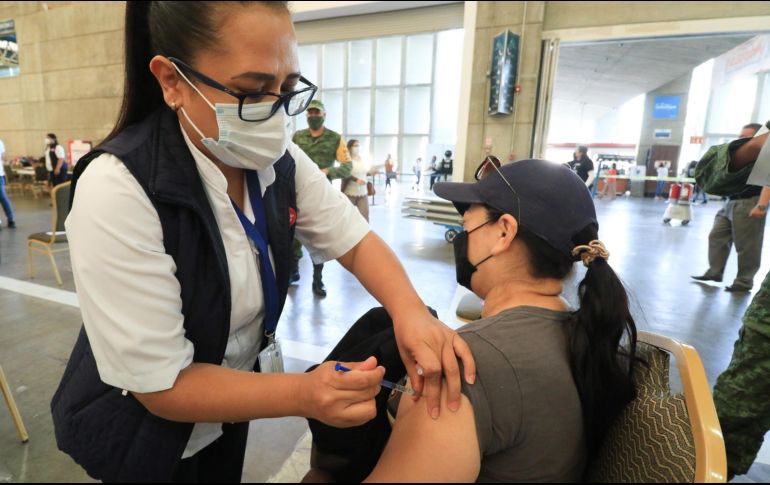 Según lo informador por López-Gatell, un millón 135 mil 367 de trabajadores de la educación han recibido la vacuna y 464 mil 659 en personas entre 50 a 59 años de edad. EFE / L. Ramírez