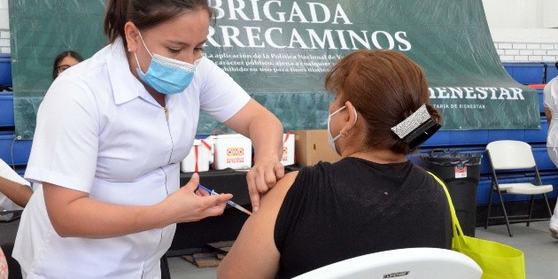 AMLO destaca que este mi&eacute;rcoles fue "d&iacute;a r&eacute;cord" en aplicaci&oacute;n de vacunas