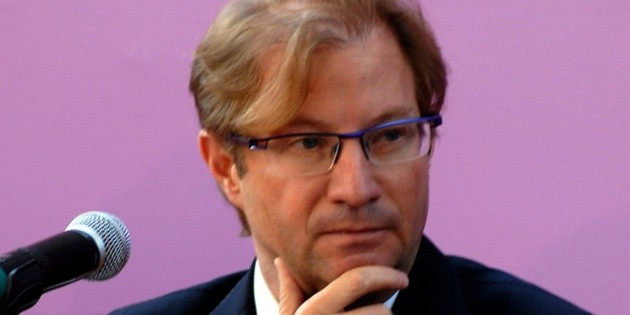 Roemer rechaza acusaciones en su contra, tras orden de aprehensi&oacute;n