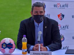 El dueño de Chivas agradeció el apoyo a un grupo de aficionados en el Estadio Akron. Imago7