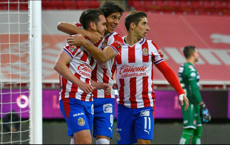 A Jesús Angulo (I) se le vio salir a la charla previa a iniciar los trabajos para estar con el equipo, pero una vez terminada, se fue a las zonas especiales que hay en el estadio para trabajar en su rehabilitación. IMAGO7