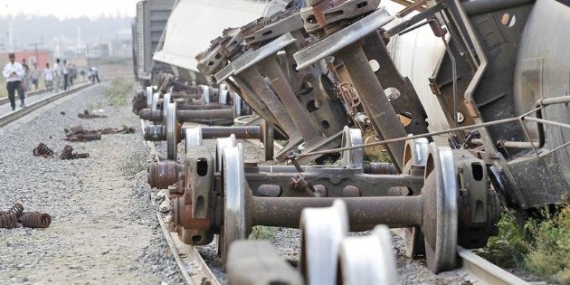 Tren de carga sufre falla y se descarrila en Veracruz