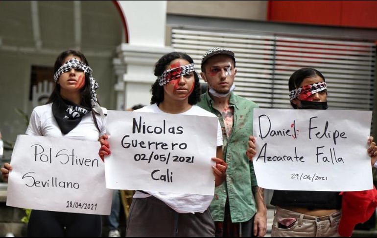 Familiares y amigos asisten al funeral de Nicolás Guerrero, manifestante que murió durante las protestas, en Yumbo, población vecina de Cali. EFE/P. Rodríguez