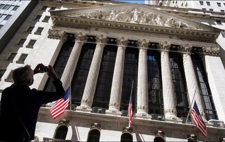 Este jueves, las farmacéuticas se recuperaron parcialmente al final del día. EFE/ARCHIVO