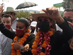 La candidata al gobierno de Guerrero por Morena, Evelyn Salgado (d), saluda a simpatizantes durante un acto de campaña en la ciudad de Chilpancingo. EFE/J. de la Cruz