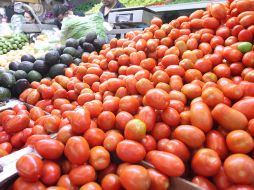 Entre los bienes que más subieron destaca el chile serrano, con un repunte mensual de 42%; continuando con el aguacate, cuyo precio aumentó 29%, y el jitomate, con un incremento de 26%. EL INFORMADOR / ARCHIVO