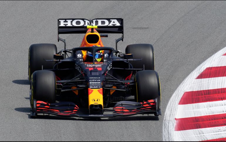 Los Red Bull de Verstappen y ''Checo'' Pérez tendrán margen para adaptar los reglajes del coche al circuito barcelonés en los terceros entrenamientos libres, que se celebrarán mañana sábado antes de la calificación. AP / E. Morenatti