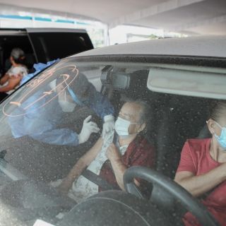 Casi cinco kilómetros de fila de autos para vacunas en el CUAAD