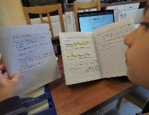 Para sus opositores es una ''aberración'' que pone en peligro las lenguas mientras que para sus partidarios es parte de la construcción de un mundo más justo que ha sido regido durante siglos por el orden binario. AFP / ARCHIVO