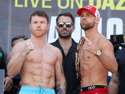 Vestido con un elegante traje deportivo azul, 