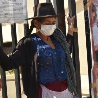 Mujer boliviana se "crucifica" tras la fuga del asesino de su hija