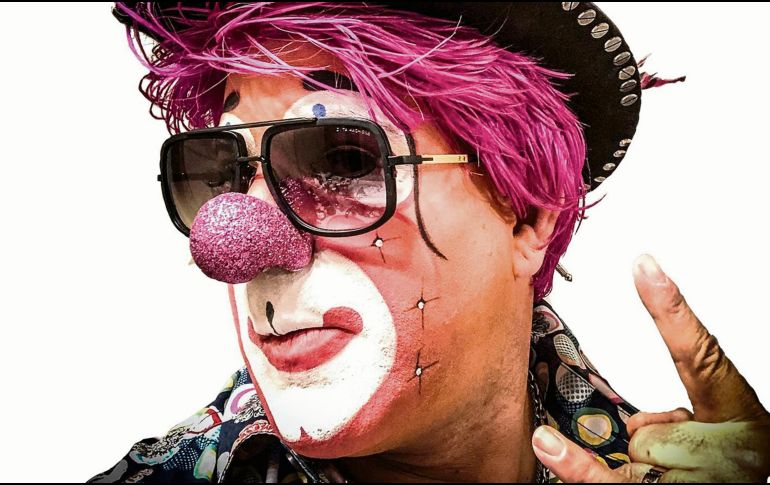 Plataniro renovó su look para este espectáculo, luciendo una estética de glamrock. ESPECIAL