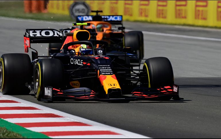 ''Checo'' Pérez arrancará desde la octava posición en Barcelona, detrás de Lewis Hamilton que consiguió la ''pole position'', la número 100 de su carrera. AFP / J. Soriano
