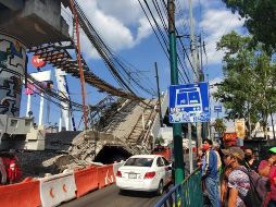 Vecinos de Tláhuac e Iztapalapa tienen que esperar en filas para tomar el autobús desde que el metro dejó de funcionar en sus zonas. MARCOS GONZÁLEZ