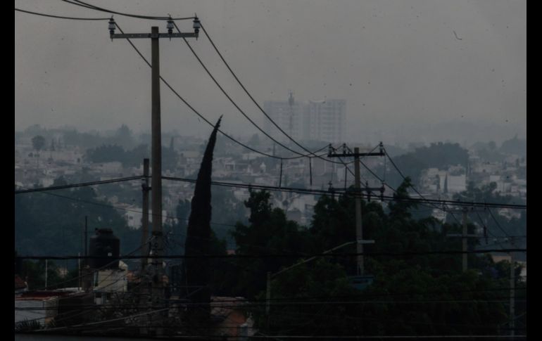 Una densa capa de humo cubre el primer cuadro de Guadalajara. EL INFORMADOR/G. Gallo