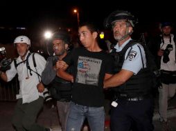 Decenas de personas resultaron heridas por el disparo de cañones de agua y balas de goma por parte de la policía israelí. EFE/A. Safadi