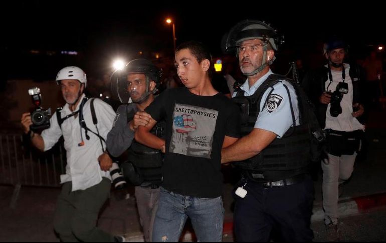Decenas de personas resultaron heridas por el disparo de cañones de agua y balas de goma por parte de la policía israelí. EFE/A. Safadi