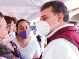 Carlos Lomelí, les prometió apoyos a través del DIF municipal. ESPECIAL