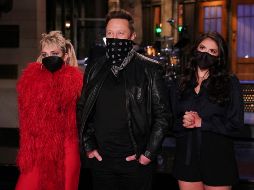 Elon Musk (centro), Miley Cyrus (izq) y Cecily Strong (der) fueron los invitados de SNL. AP / R. O' Connor