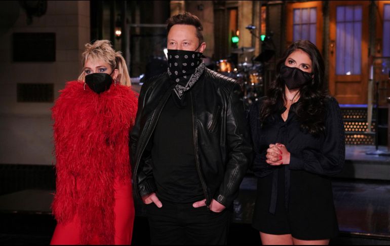 Elon Musk (centro), Miley Cyrus (izq) y Cecily Strong (der) fueron los invitados de SNL. AP / R. O' Connor