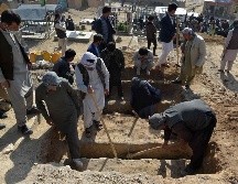 Familiares de niñas fallecidas en ataque cavan hoy tumbas para sepultarlas en el cementerio de Dasht-e-Barchi, a las afueras de Kabul. AFP/W. Kohsar