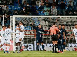 MIRANDO. El Guadalajara no pudo detener a los Tuzos en las jugadas a balón parado. EFE