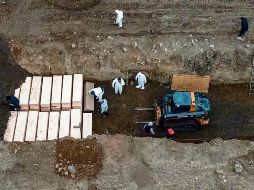 CRISIS. Ante el exceso de muertos, Nueva York enterró a las víctimas en una fosa común en la isla de Hart. EFE