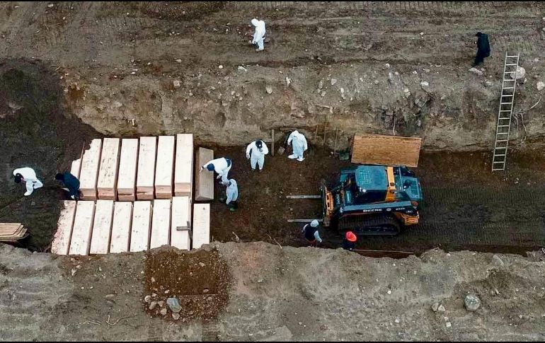 CRISIS. Ante el exceso de muertos, Nueva York enterró a las víctimas en una fosa común en la isla de Hart. EFE