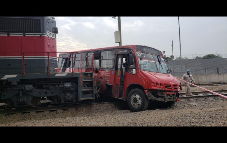 El percance sucedió alrededor de las 7:00 horas de este lunes, en el cruce de las avenidas Inglaterra y Enrique Díaz de León. ESPECIAL / Protección Civil y Bomberos Guadalajara