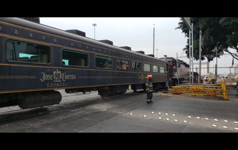 Policía Vial reportó que por el impacto ocho personas resultaron lesionadas de manera leve. ESPECIAL / Protección Civil y Bomberos Guadalajara