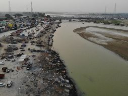 Junto al Ganges se ubican crematorios como el de esta imagen del pasado 5 de mayo. Pobladores creen que los cadáveres habrían sido arrojados al río dado que los crematorios están desbordados. AFP/ARCHIVO