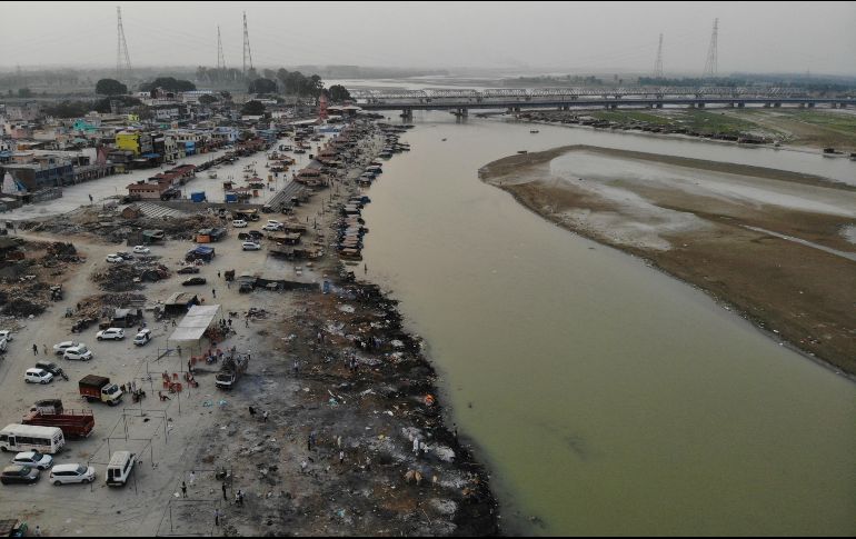 Junto al Ganges se ubican crematorios como el de esta imagen del pasado 5 de mayo. Pobladores creen que los cadáveres habrían sido arrojados al río dado que los crematorios están desbordados. AFP/ARCHIVO