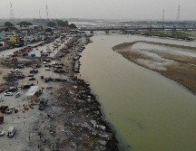 Junto al Ganges se ubican crematorios como el de esta imagen del pasado 5 de mayo. Pobladores creen que los cadáveres habrían sido arrojados al río dado que los crematorios están desbordados. AFP/ARCHIVO