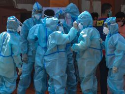 Trabajadores del un hospital aguardan la llegada de enfermos de COVID-19.AP/S. Clauhan