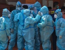 Trabajadores del un hospital aguardan la llegada de enfermos de COVID-19.AP/S. Clauhan