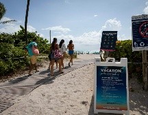 Desde hace 10 días, ya no es necesario mostrar un documento de residencia para acceder a la vacuna en Florida. AFP/ARCHIVO