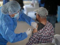 Para este martes se recibirá a los adultos mayores cuyos apellidos empiecen con las letras A, B, C, D y E de las 8:00 horas y hasta agotar el número de vacunas. EL INFORMADOR / ARCHIVO