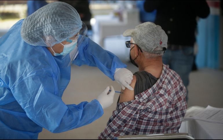 Para este martes se recibirá a los adultos mayores cuyos apellidos empiecen con las letras A, B, C, D y E de las 8:00 horas y hasta agotar el número de vacunas. EL INFORMADOR / ARCHIVO