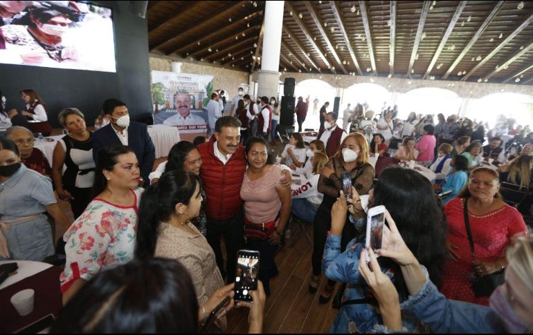 Carlos Lomelí se reunió con más de 500 personas para conmemorar el Día de las Madres. ESPECIAL