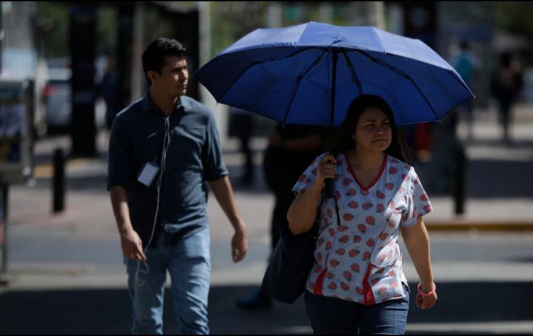 Ante el ambiente caluroso se recomienda tomar abundantes líquidos, vestir con colores claros y utilizar filtro solar. EL INFORMADOR /ARCHIVO